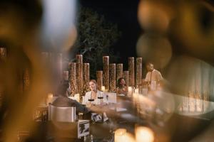 Restaurace v ubytování The Ritz-Carlton, Masai Mara Safari Camp + 114 fotografií