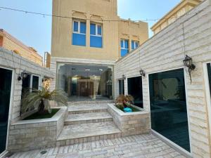 een huis met een binnenplaats met een gebouw bij Luxury Villa Mansion Ajman in Ajman 