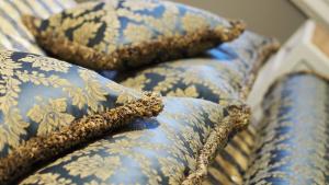 a group of pillows sitting on top of a couch at B&B Residenza Maiano in Florence