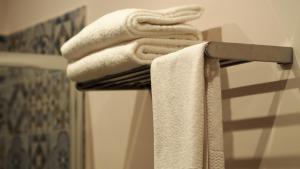 una toalla colgada en un toallero en el baño en B&B Residenza Maiano, en Florencia