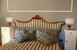 1 cama con cabecero de madera y 2 mesitas de noche en B&B Residenza Maiano, en Florencia