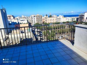 Cảnh Monopoli hoặc tầm nhìn thành phố từ nhà khách