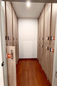 een hal met houten kluisjes in een gebouw bij The Rich Cafe & Hostel in Pattaya South