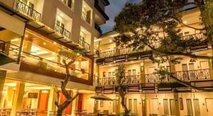 玛琅Gets Hotel Malang的前面有树木的大建筑