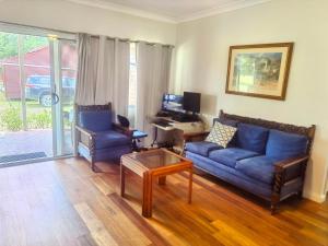 un salon avec un canapé et une table dans l'établissement Christian's Minde, Jervis Bay, à Sussex Inlet