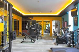 een sportschool met loopbanden en apparaten in een kamer bij Grand Surya Hotel Kediri in Kediri