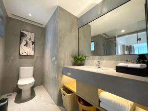 Et badeværelse på 佛山金美域林禧酒店 + 24 billeder