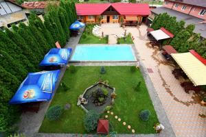 an aerial view of a backyard with a pool and umbrellas at Vila Belvedere in Haţeg