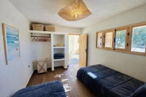 een woonkamer met een bank en een plafond bij Eco-Ranch Salomé in Sidi Kaouki