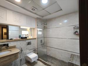een badkamer met een toilet, een wastafel en een douche bij Luxury Villa Mansion Ajman in Ajman  +63 foto's
