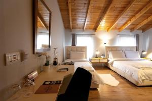 een slaapkamer met twee bedden en een bureau erin bij Villa Ester in Korçë