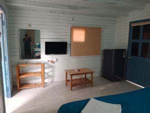 TV a/nebo společenská místnost v ubytování Hotel Moana Cottage Goa Near Sea Beach with Swimming pool -Free Wifi -Parking -Room Service -Best Hotel In Goa