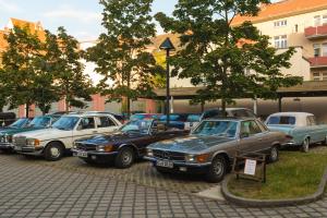 eine Gruppe von Autos, die auf einem Parkplatz geparkt sind in der Unterkunft Hotel Kreller in Freiberg