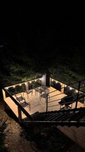 een groep stoelen die 's nachts op een terras zitten bij be be Chalet-bukovel-2 bedrooms chalet in Boekovel +5 foto's