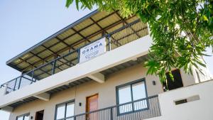 ein Gebäude mit einem Balkon mit einem Schild darauf in der Unterkunft Orama Transient House in Bantay