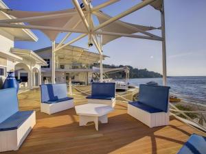 eine Terrasse auf einem Boot mit Stühlen und einem Tisch in der Unterkunft Vitalis White Sands in Baraoas