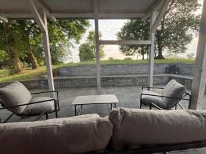 a screened in porch with chairs and a couch at Pure nature - Dein Landhaus in Wardow