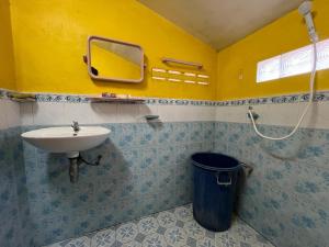 Phòng tắm tại Ja Mia's Bungalow at Pasai Beach