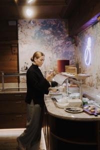 een vrouw die in een keuken staat en eten klaarmaakt bij Hotel Rosenhof Murau in Murau +139 foto's