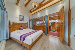 a bedroom with a large bed and a window at Travel & Rest Inn in Lijiang