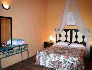ein Schlafzimmer mit einem Bett und einer Kommode in einem Zimmer in der Unterkunft Terrauzza Sul Mare di Renata Emmolo in Syrakus