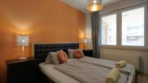 Postel nebo postele na pokoji v ubytování Galerius Golden Beach Apartment