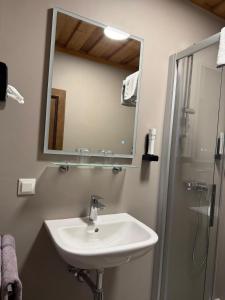 Koupelna v ubytování Gasthof Maurer + 7 fotografií