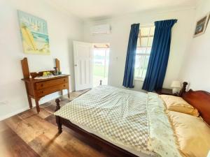 une chambre avec un lit, une commode et une fenêtre dans l'établissement Christian's Minde, Jervis Bay, à Sussex Inlet