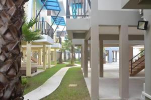 einen Flur eines Gebäudes mit Treppen und Gras in der Unterkunft Satun Boutique Resort in Satun