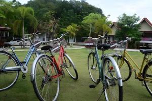 eine Gruppe von Fahrrädern auf dem Rasen geparkt in der Unterkunft Satun Boutique Resort in Satun
