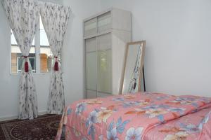 En eller flere senge i et værelse på Sally House 2