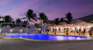 een groot zwembad met blauw water voor een gebouw bij Lago de Oro in Balibago