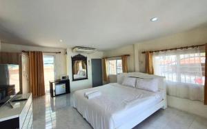 En eller flere senge i et værelse på Araya Family House + 38 billeder