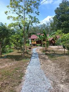a gravel path leading to a house at Bansuan Lanta Maikaew in Ko Lanta +14 photos