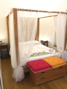 una camera con letto a baldacchino di CasaBlanca Apartment a Roma