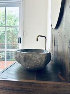 Fotografie z fotogalerie ubytování Secluded Villa with Lush Gardens, Spa and Fireplace v destinaci Mount Dandenong