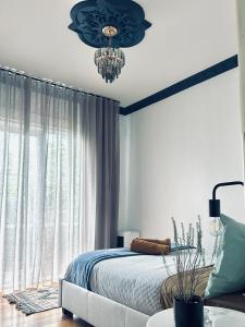 Postel nebo postele na pokoji v ubytování Secluded Villa with Lush Gardens, Spa and Fireplace