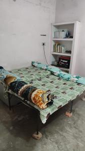 een bed in een kamer met een tijgerdeken erop bij Anuj Home Stay in Prayagraj
