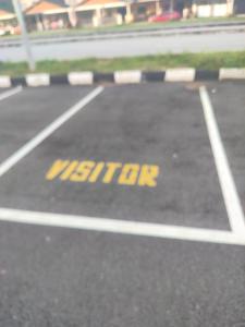 een parkeerplaats met het woord 'mentor' erop geschreven bij IFS Soho 3 in Kampong Bota Road