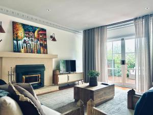 TV a/nebo společenská místnost v ubytování Secluded Villa with Lush Gardens, Spa and Fireplace