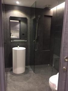 een badkamer met douche, wastafel en toilet bij luxury apartment at Kamala in Kamala Beach