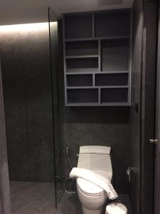 een badkamer met een toilet en een glazen deur bij luxury apartment at Kamala in Kamala Beach