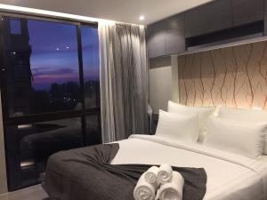 een slaapkamer met een groot bed en een groot raam bij luxury apartment at Kamala in Kamala Beach