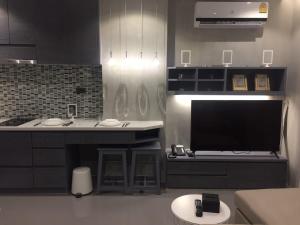 een keuken met een tv en een aanrecht met een spoelbak bij luxury apartment at Kamala in Kamala Beach