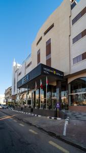 een lege straat voor een gebouw bij هورايزون بلص in Najran