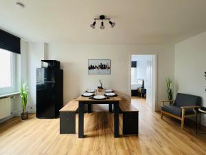 een woonkamer met een eettafel en een keuken bij Cozy, central, fully equipped in Essen in Essen