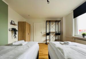 twee bedden in een kamer met een raam bij Cozy, central, fully equipped in Essen in Essen