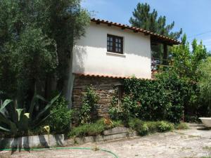 une maison avec un tuyau devant elle dans l'établissement Chão da Lousa, à Dornes