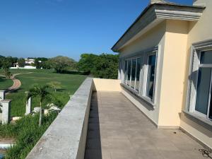 a balcony of a house with a view of a yard at Hermosa casa súper equipada in Miramar
