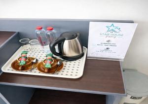 vassoio con bollitore per tè e bottiglie d'acqua di The Star House a Patong Beach Altre 14 foto